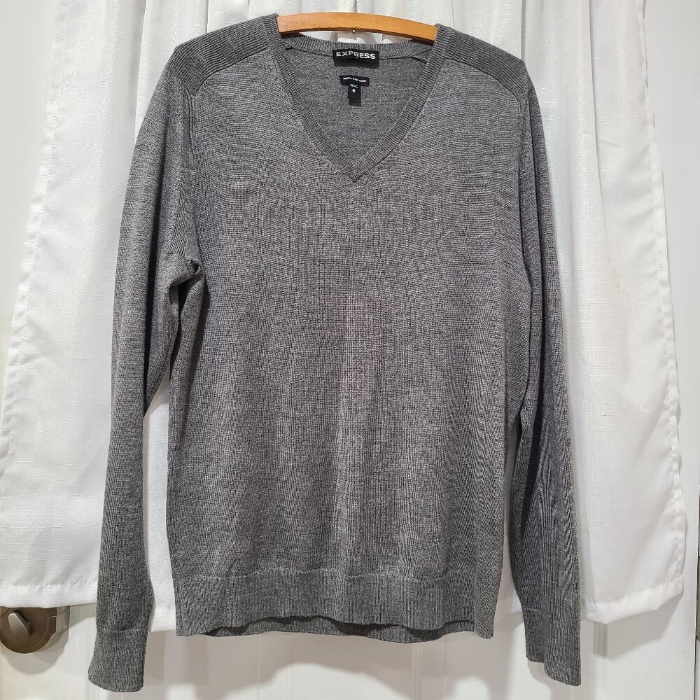 Express Men's Gray V-neck Sweater Size M